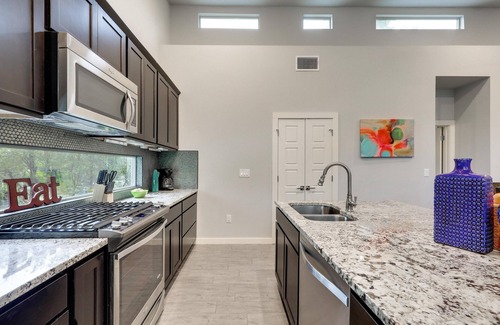 Govalle Casa | 5BR / 3BA Trendy East Side Escape - ¡Camina hasta Rainey!