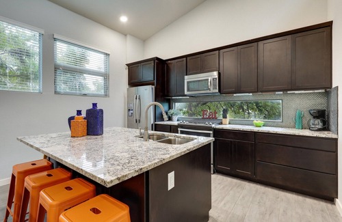 Govalle Casa | 5BR / 3BA Trendy East Side Escape - ¡Camina hasta Rainey!