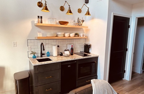 Gatlinburg - Pigeon Forge Cabaña | Modern Cottage + Firepit + Nighttime Views + Hot Tub!