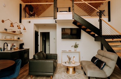 Gatlinburg - Pigeon Forge Cabaña | Modern Cottage + Firepit + Nighttime Views + Hot Tub!