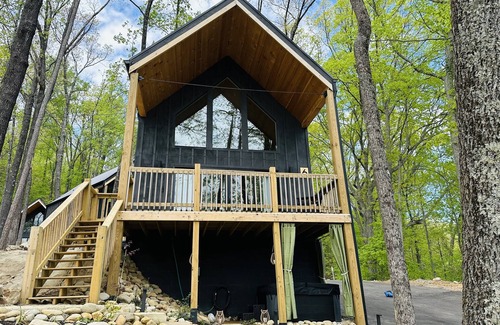 Gatlinburg - Pigeon Forge Cabaña | Modern Cottage + Firepit + Nighttime Views + Hot Tub!