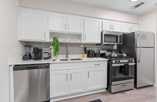 Pemberton Heights Apartamento | UT Suite - Sleeps 5 Stay for F1, ACL, Football!