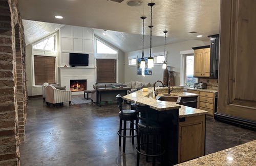 Payson Casa | Utah Wedding, Reunion, Large Family, Pool/Hot Tub, Skiing, BYU/UVU, Sports Lodge