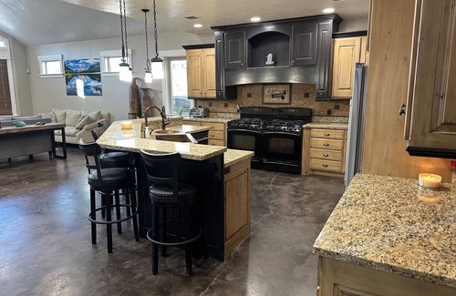Payson Casa | Utah Wedding, Reunion, Large Family, Pool/Hot Tub, Skiing, BYU/UVU, Sports Lodge