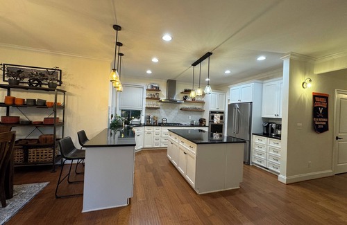 Jefferson Park Avenue Casa | UVA Home WALKABLE to Scott Stadium, UVA Grounds, the Corner, & Wineries
