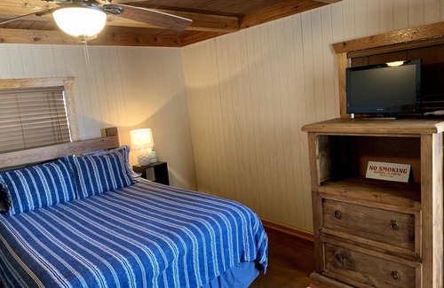 Dimmit County Cabina | Uvalde cabin. Comfortable quiet cabin 8 miles outside Carrizo Springs