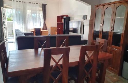 Fort Portal Cama Y Desayuno | UZIMA HOMEs