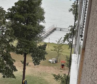 Balatonfenyves Apartamento | Vízparti gyermekbarát teljesen felújított Apartman, őrzött, saját strand, parkoló, étterem