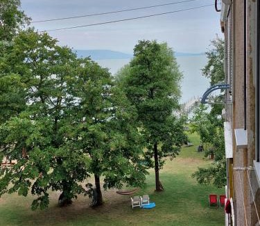 Balatonfenyves Apartamento | Vízparti gyermekbarát teljesen felújított Apartman, őrzött, saját strand, parkoló, étterem