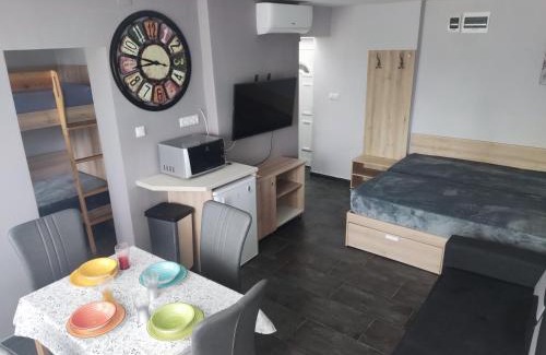 Balatonfenyves Apartamento | Vízparti gyermekbarát teljesen felújított Apartman, őrzött, saját strand, parkoló, étterem