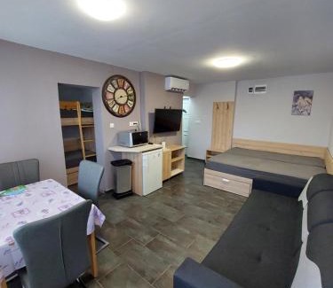 Balatonfenyves Apartamento | Vízparti gyermekbarát teljesen felújított Apartman, őrzött, saját strand, parkoló, étterem