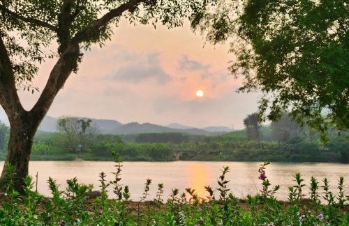 Huong Thuy Casa | Vả Riverside Retreat