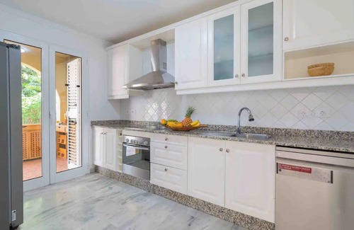 Monte Leon Casa | Casa de vacaciones 'Villa Linda' con vistas a la montaña, piscina privada y Wi-Fi
