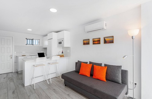 Playa del Aguila Apartamento | Apartamento de vacaciones 'Recién reformado frente al mar' con vistas al mar y aire acondicionado