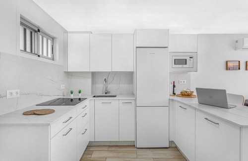 Playa del Aguila Apartamento | Apartamento de vacaciones 'Recién reformado frente al mar' con vistas al mar y aire acondicionado