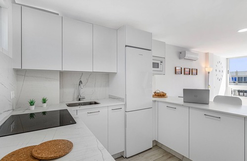 Playa del Aguila Apartamento | Apartamento de vacaciones 'Recién reformado frente al mar' con vistas al mar y aire acondicionado