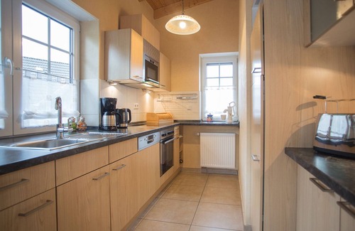 Groenebach Apartamento | Vacation apartment with natural wood furniture and balcony