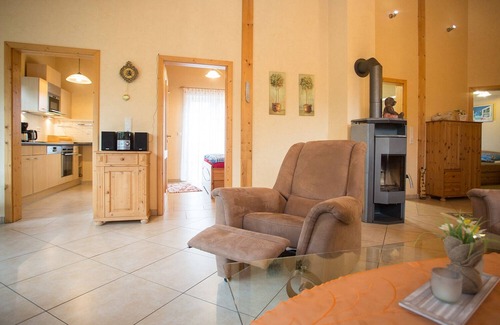 Groenebach Apartamento | Vacation apartment with natural wood furniture and balcony