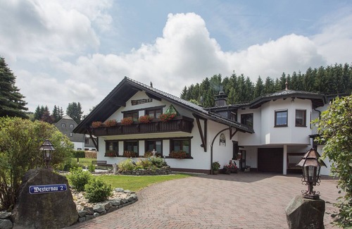 Groenebach Apartamento | Vacation apartment with natural wood furniture and balcony