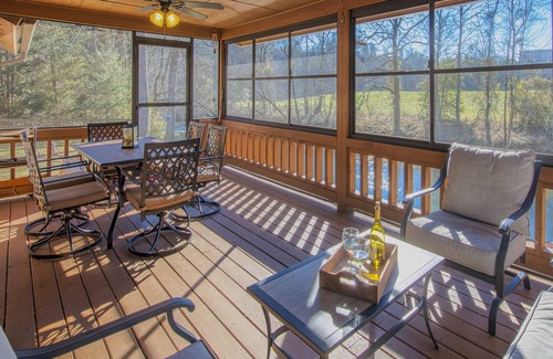 Marble Cabina | Vacation along the Valley River