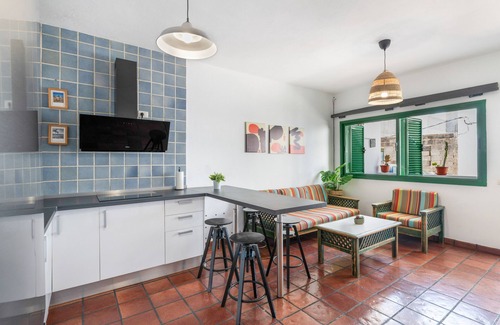 Caleta de Famara Apartamento | Apartamento de vacaciones 'Famarabeach' con vistas a la montaña, terraza privada y Wi-Fi
