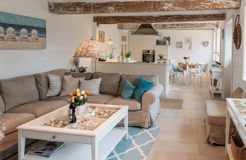 Steinbergkirche Apartamento | Encantador apartamento en confortable interior con jardín, ideal para parejas.