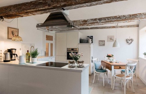 Steinbergkirche Apartamento | Encantador apartamento en confortable interior con jardín, ideal para parejas.