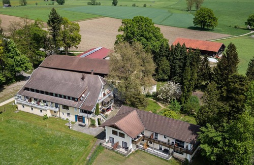 Kirchanschoring Apartamento | Vacation apartment no. 5 up to 4 persons, 45 sqm, on the ground floor with 2 bedrooms, terrace with view towards the lake