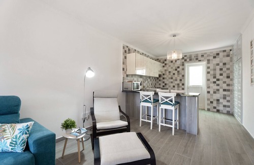 San Miguel de Abona Apartamento | Apartamento de vacaciones 'Adelfa Golf' con vistas a la montaña, piscina compartida y Wi-Fi