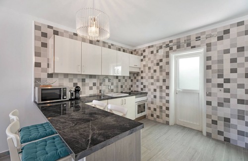 San Miguel de Abona Apartamento | Apartamento de vacaciones 'Adelfa Golf' con vistas a la montaña, piscina compartida y Wi-Fi