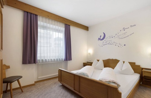 Burgusio Apartamento | Pet-friendly Vacation Apartment Sonnenhof SONNGARTEN with Mountain View, Wi-Fi, Terrace & BBQ