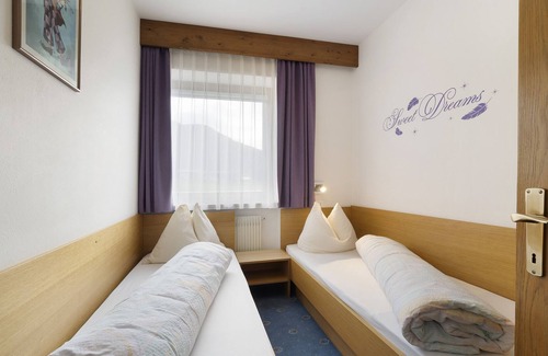 Burgusio Apartamento | Pet-friendly Vacation Apartment Sonnenhof SONNGARTEN with Mountain View, Wi-Fi, Terrace & BBQ
