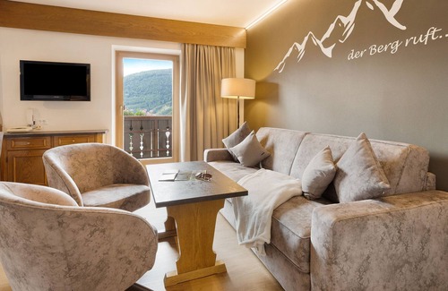 Burgusio Apartamento | Vacation Apartment Sonnenhof SONNBLICK with Mountain View, Wi-Fi, Terrace & BBQ