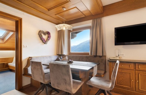 Burgusio Apartamento | Vacation Apartment Sonnenhof SONNBLICK with Mountain View, Wi-Fi, Terrace & BBQ