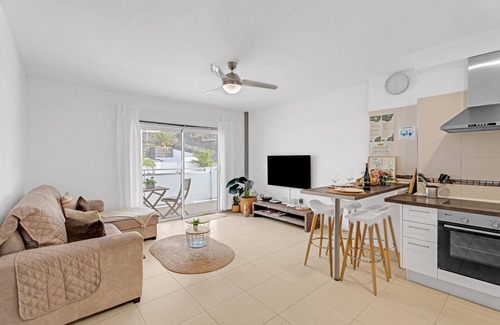 Bajamar Apartamento | Apartamento de vacaciones 'Bajamar En Armonía' con vistas a la montaña, piscina compartida y Wi-Fi