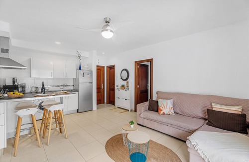 Bajamar Apartamento | Apartamento de vacaciones 'Bajamar En Armonía' con vistas a la montaña, piscina compartida y Wi-Fi