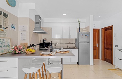 Bajamar Apartamento | Apartamento de vacaciones 'Bajamar En Armonía' con vistas a la montaña, piscina compartida y Wi-Fi