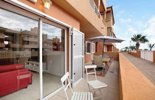 Puerto de Guimar Apartamento | Apartamento de vacaciones 'Beach Front Puertito' con piscina compartida, terraza privada y Wi-Fi