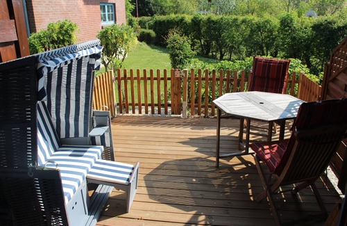Lemkenhafen Apartamento | Vacation apartment "Bolle" for 2 adults and 2 children with terrace -in a few minu