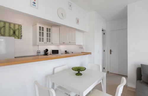 Bajamar Apartamento | Apartamento de vacaciones 'Coral Beach' con vistas al mar, balcón y Wi-Fi