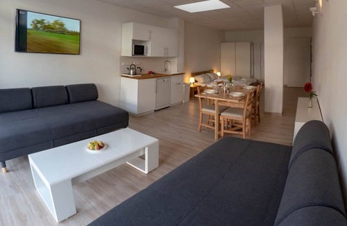 Sanderau Apartamento | Apartamento en planta baja con aire acondicionado, terraza, estacionamiento directamente en frente de la puerta.