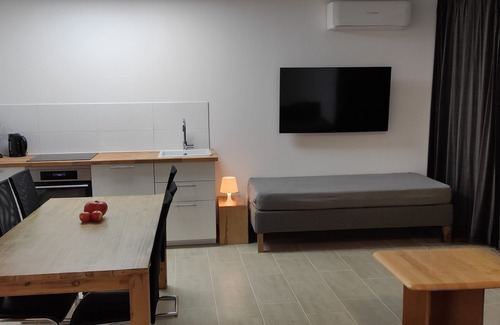 Sanderau Apartamento | Apartamento en planta baja con aire acondicionado, terraza, estacionamiento directamente en frente de la puerta.