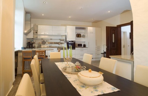 Hilbringen Apartamento | Vacation apartment in the castle "Leonhard von Konstorf" - Hilbringen Castle