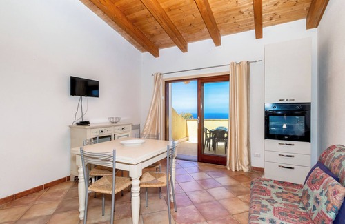 Paduledda Apartamento | Apartamento de vacaciones "Case Aquafan Mare 1" con vistas al mar, vistas a la montaña y terraza