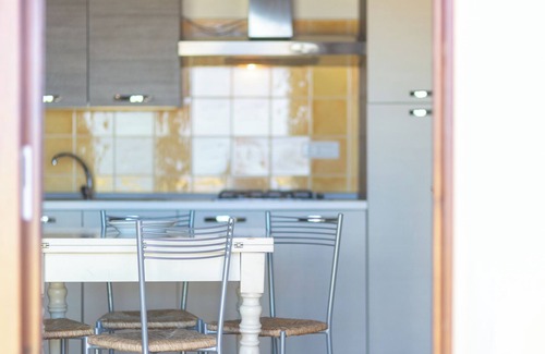 Paduledda Apartamento | Apartamento de vacaciones "Case Aquafan Mare 1" con vistas al mar, vistas a la montaña y terraza