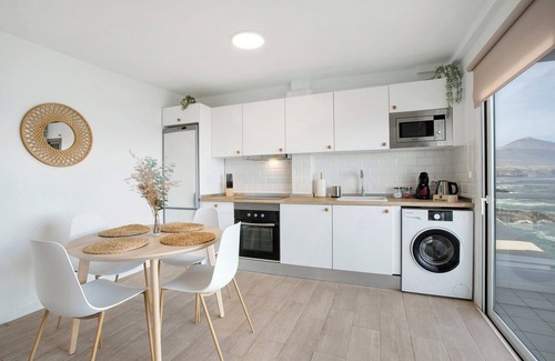 Tacoronte Apartamento | Apartamento de vacaciones 'My Pris' con vistas al mar, balcón y Wi-Fi