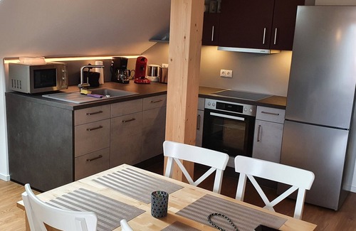 Konigsdorf Apartamento | Vacation apartment south of Munich Zugspitze view, Swiss stone pine furniture, cycle path