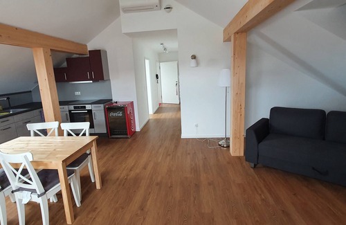 Konigsdorf Apartamento | Vacation apartment south of Munich Zugspitze view, Swiss stone pine furniture, cycle path