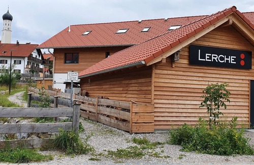 Konigsdorf Apartamento | Vacation apartment south of Munich Zugspitze view, Swiss stone pine furniture, cycle path
