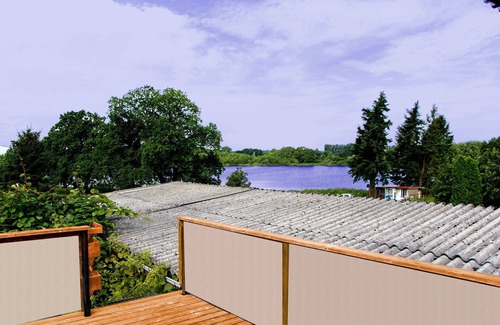 Demen Casa | Apartamento con terraza en la azotea con una vista idílica del lago del pueblo.